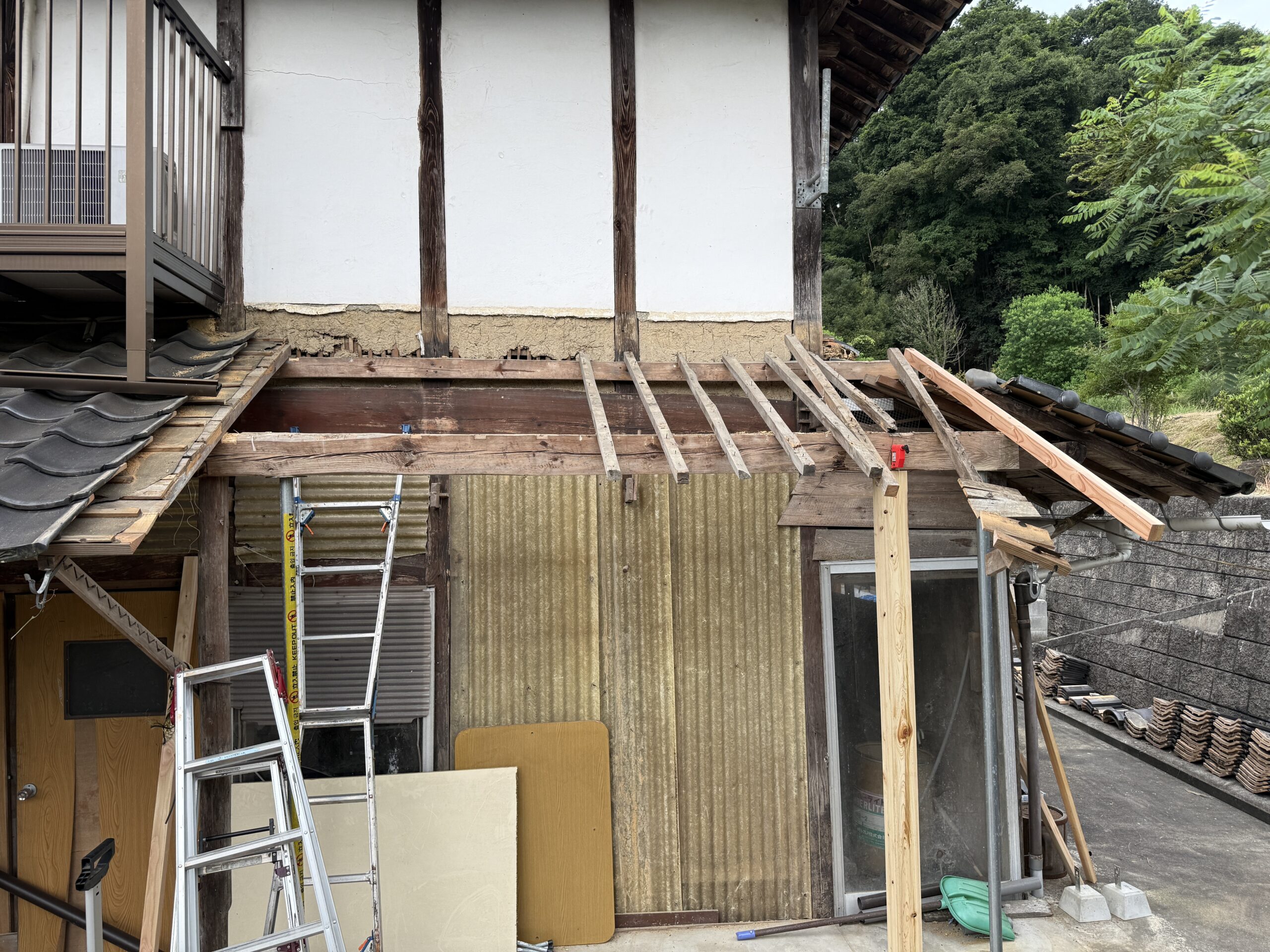 勝手口の小屋根を解体後、新しい柱と下地を組み上げている施工中の様子