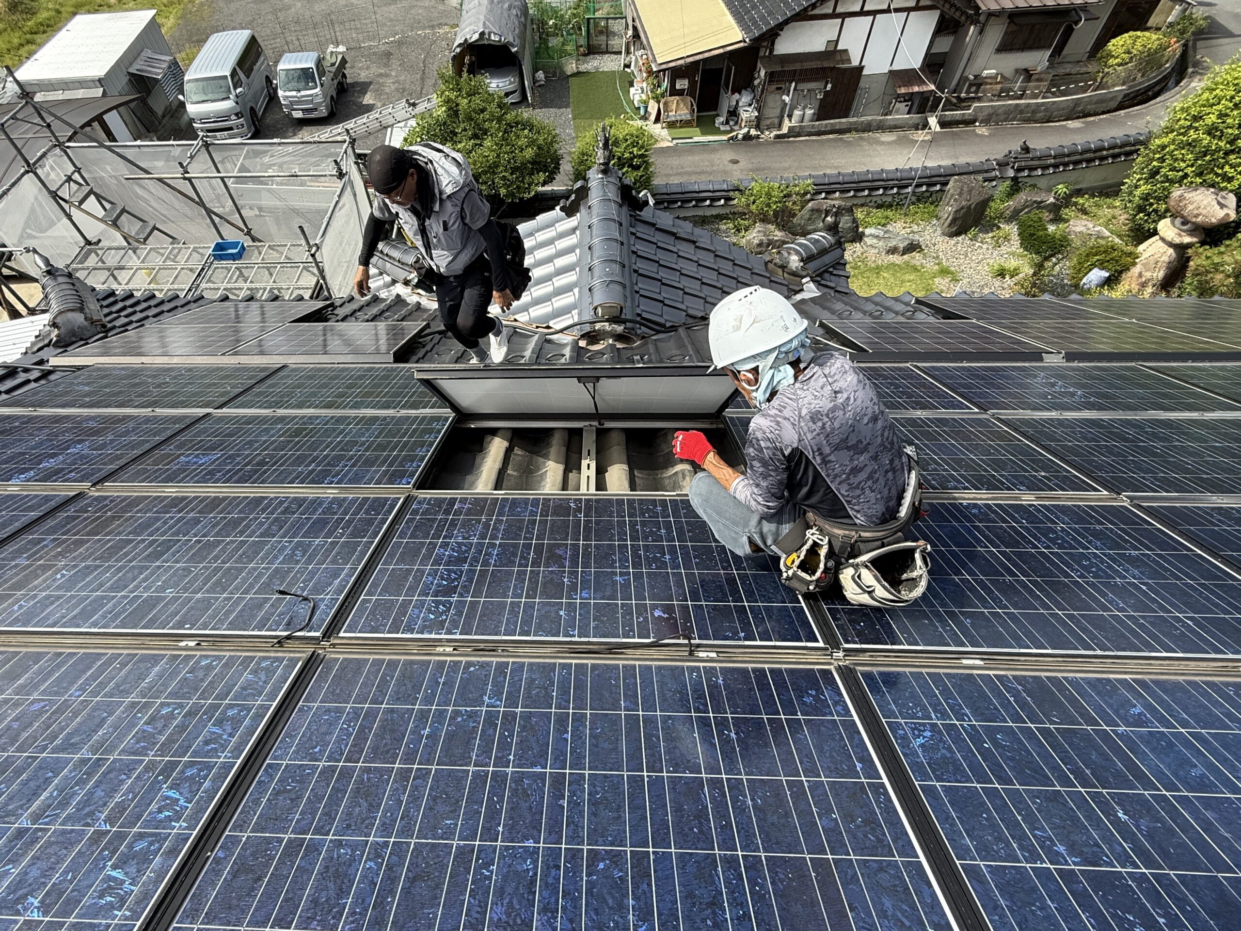 安芸高田市の住宅で太陽光パネル雨漏り原因を現場調査するリフォーム工房むつのぶの職人