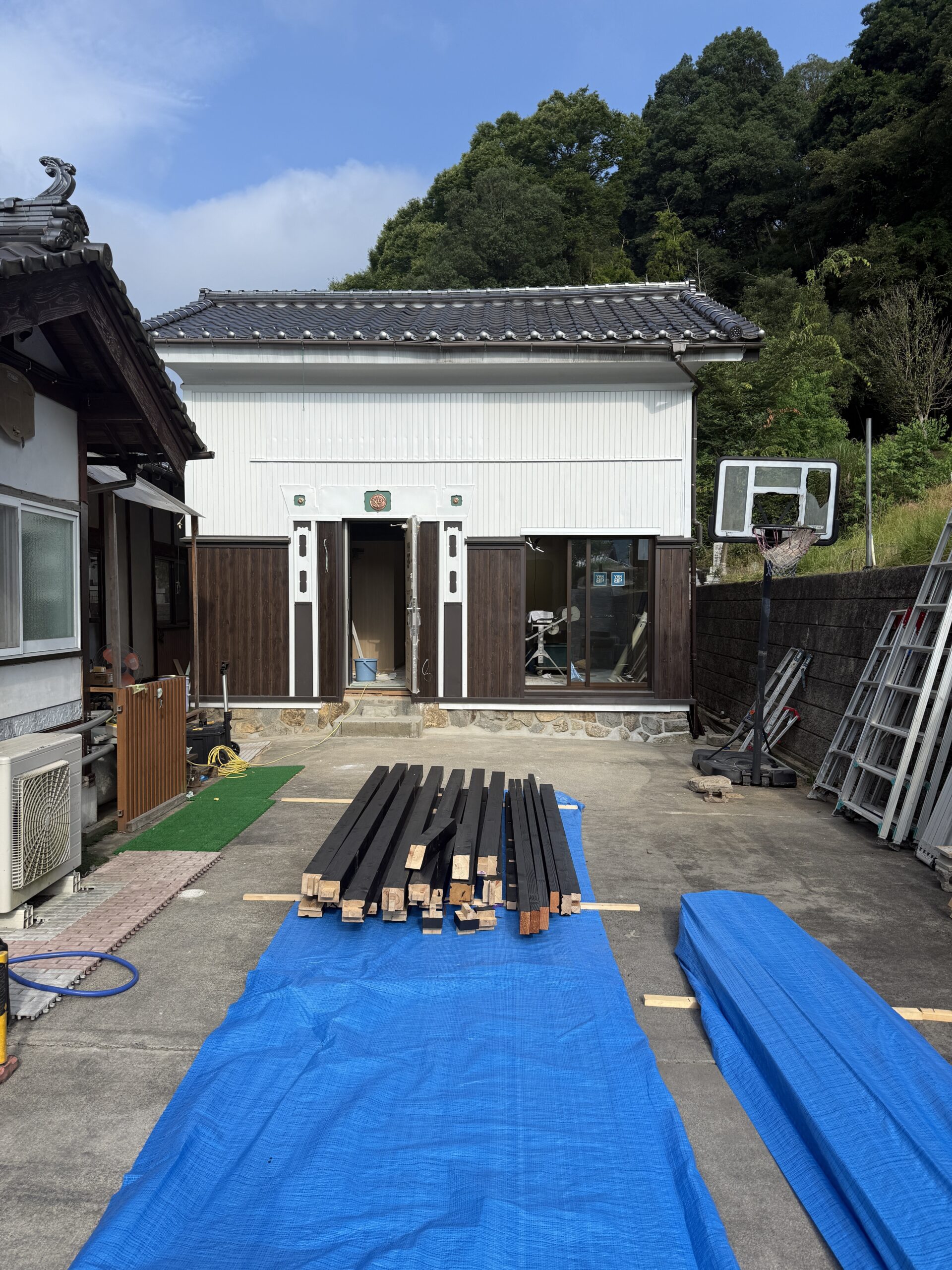 玄関前ウッドデッキ屋根(パーゴラ)の設置前。塗装済みの木材が並ぶ準備段階