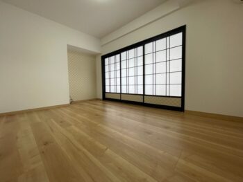 リフォーム後の洋室・掃き出し窓側。新しい大きな障子から柔らかい光が差し込む明るい空間
