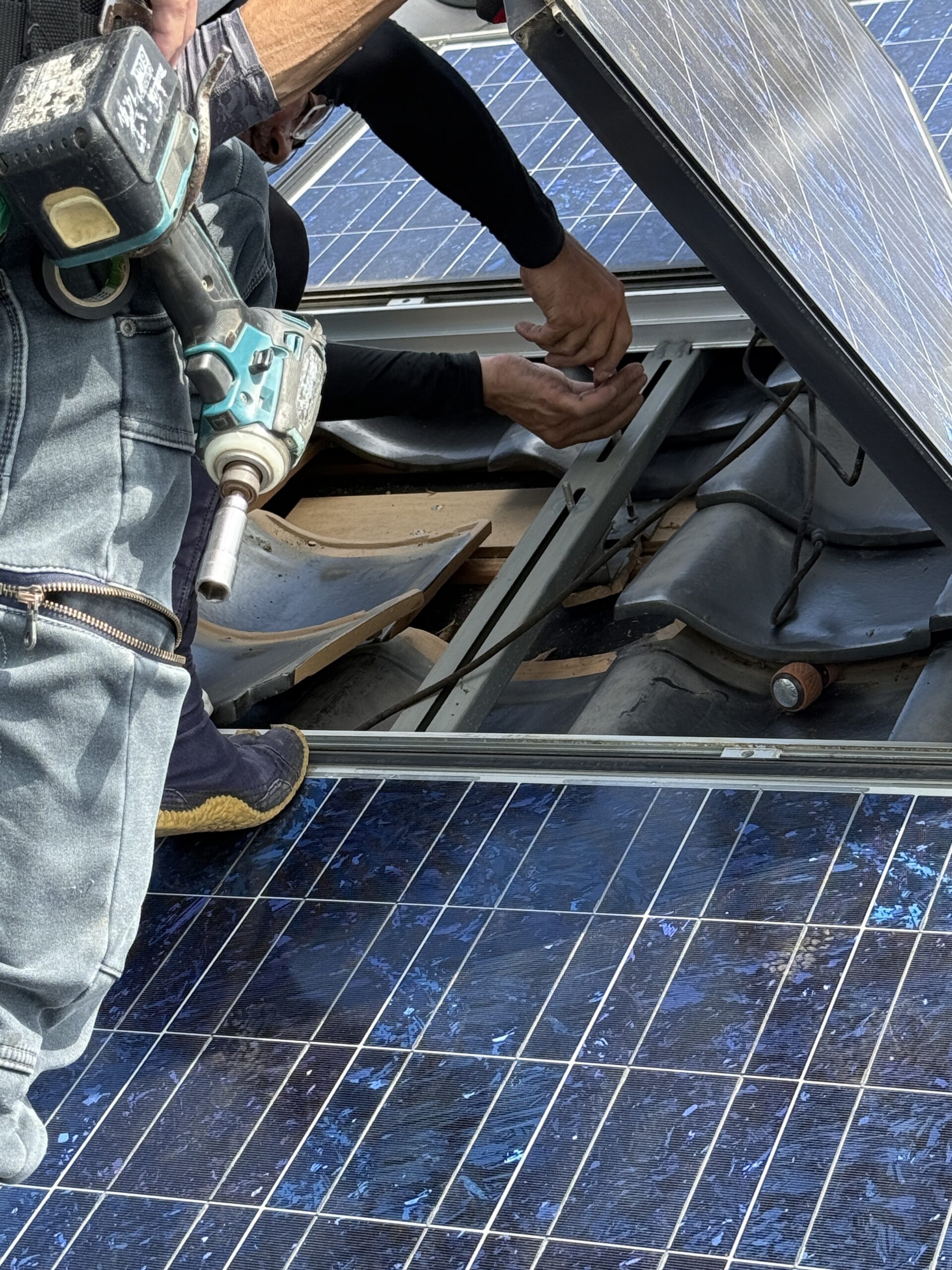 太陽光パネル架台の固定金具のクローズアップ。強風で緩み・ズレが確認された部分