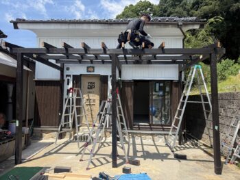 玄関前ウッドデッキ屋根(パーゴラ)の骨組みを組み上げている施工中の様子