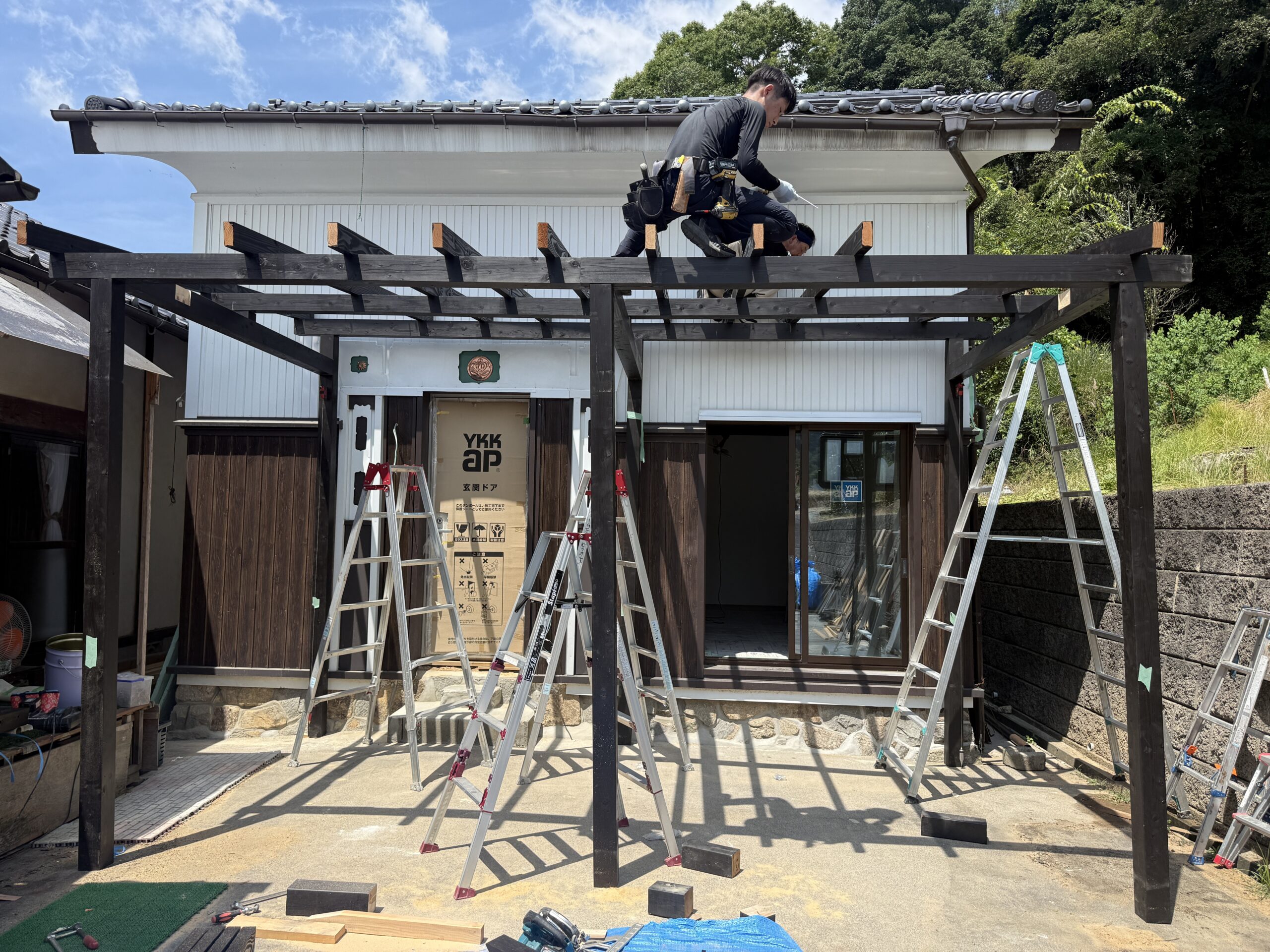 玄関前ウッドデッキ屋根(パーゴラ)の骨組みを組み上げている施工中の様子