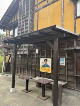 飲食店の喫煙所に完成した雨よけ屋根。木の柱と透明ポリカ屋根で開放的な仕上がり