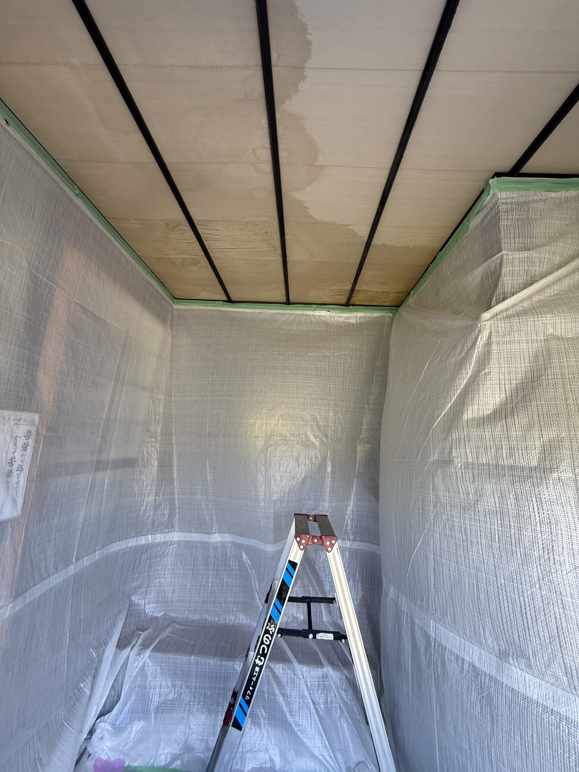 室内養生をして室内側から屋根裏(小屋裏)の状態を調査。リフォーム工房むつのぶの脚立