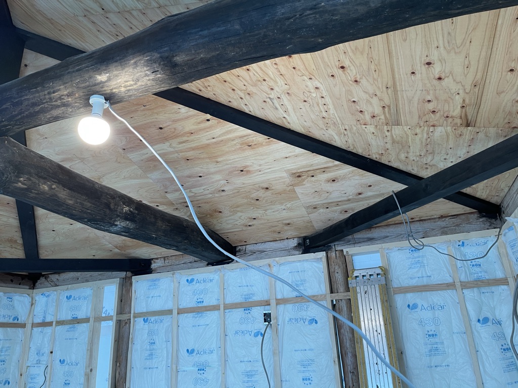 天井は、構造用合板仕上げ、