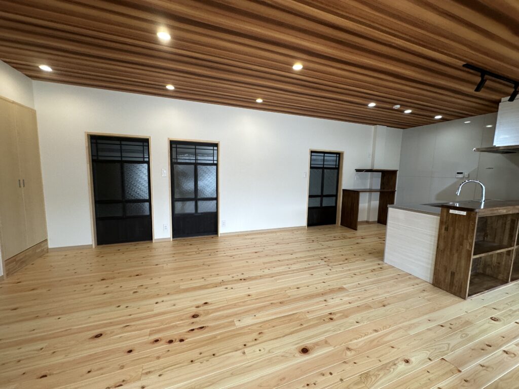 職人の技と心が生む、檜と古建具のリフォーム