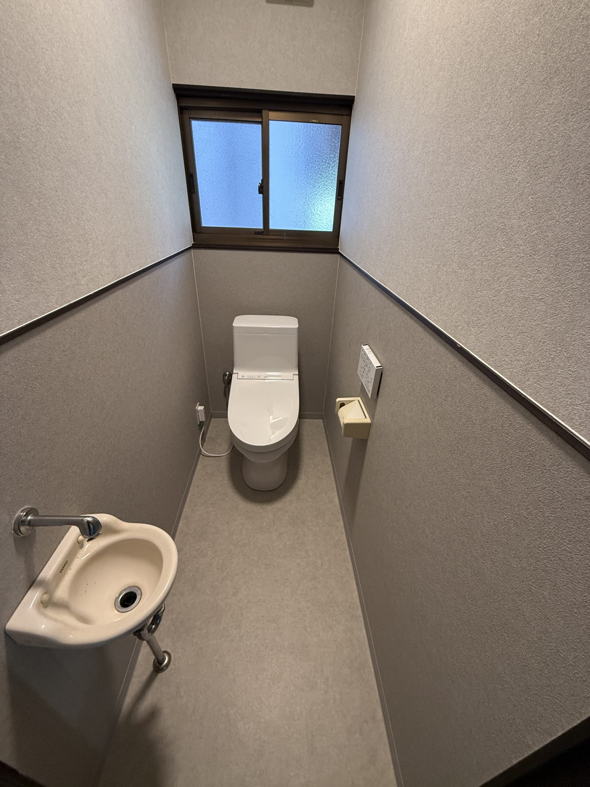 1日で完成したトイレ。TOTO ZJ1便器+既存手洗い再利用+新クロスで明るく清潔な空間に