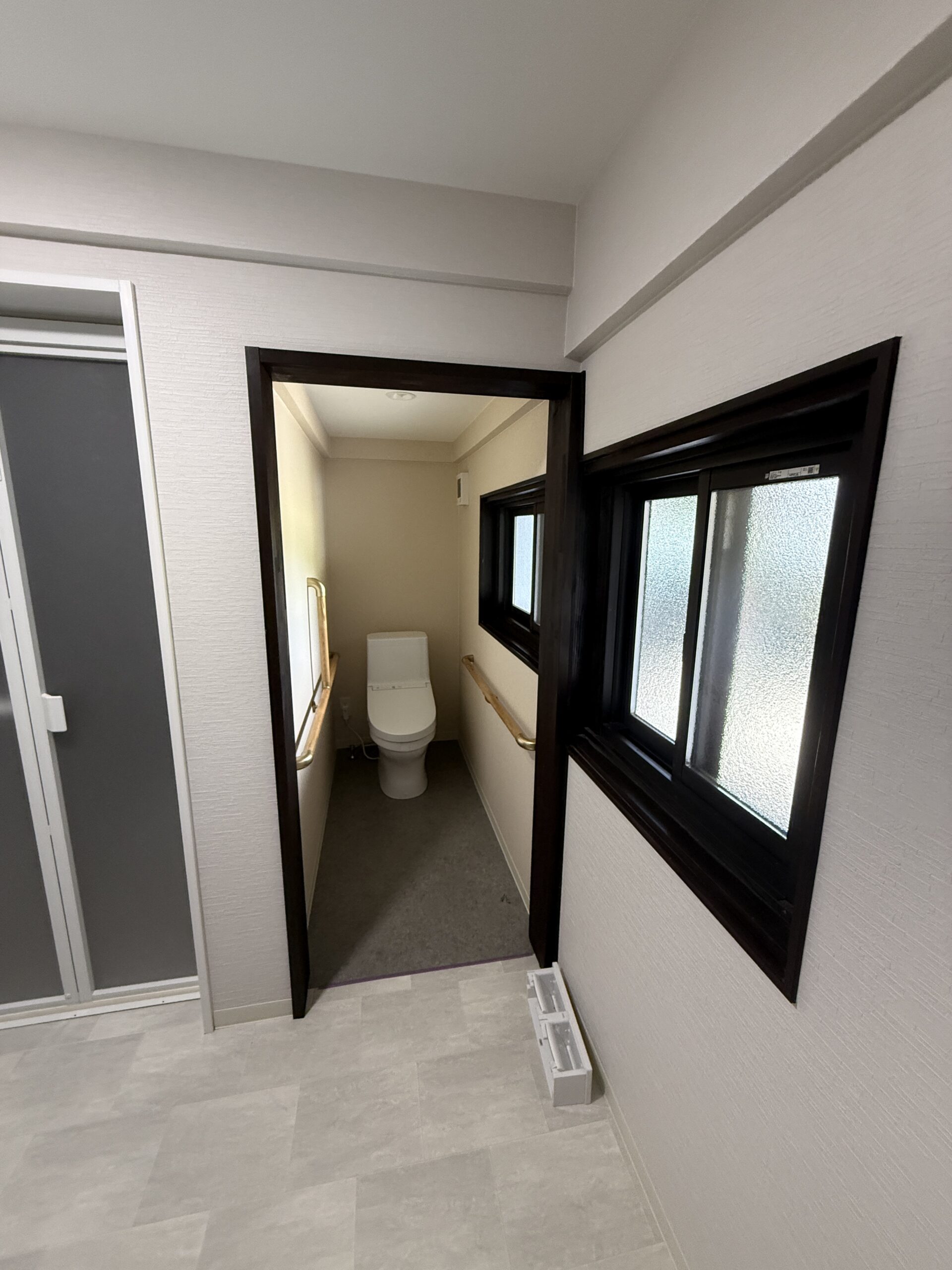 段差を解消したトイレ出入口（バリアフリー化）