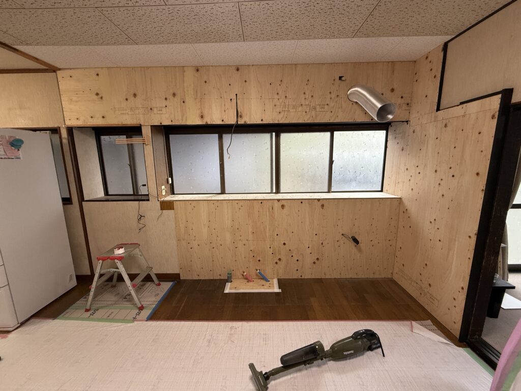 キッチン解体後の下地工事の様子 キッチン解体後の下地工事の様子