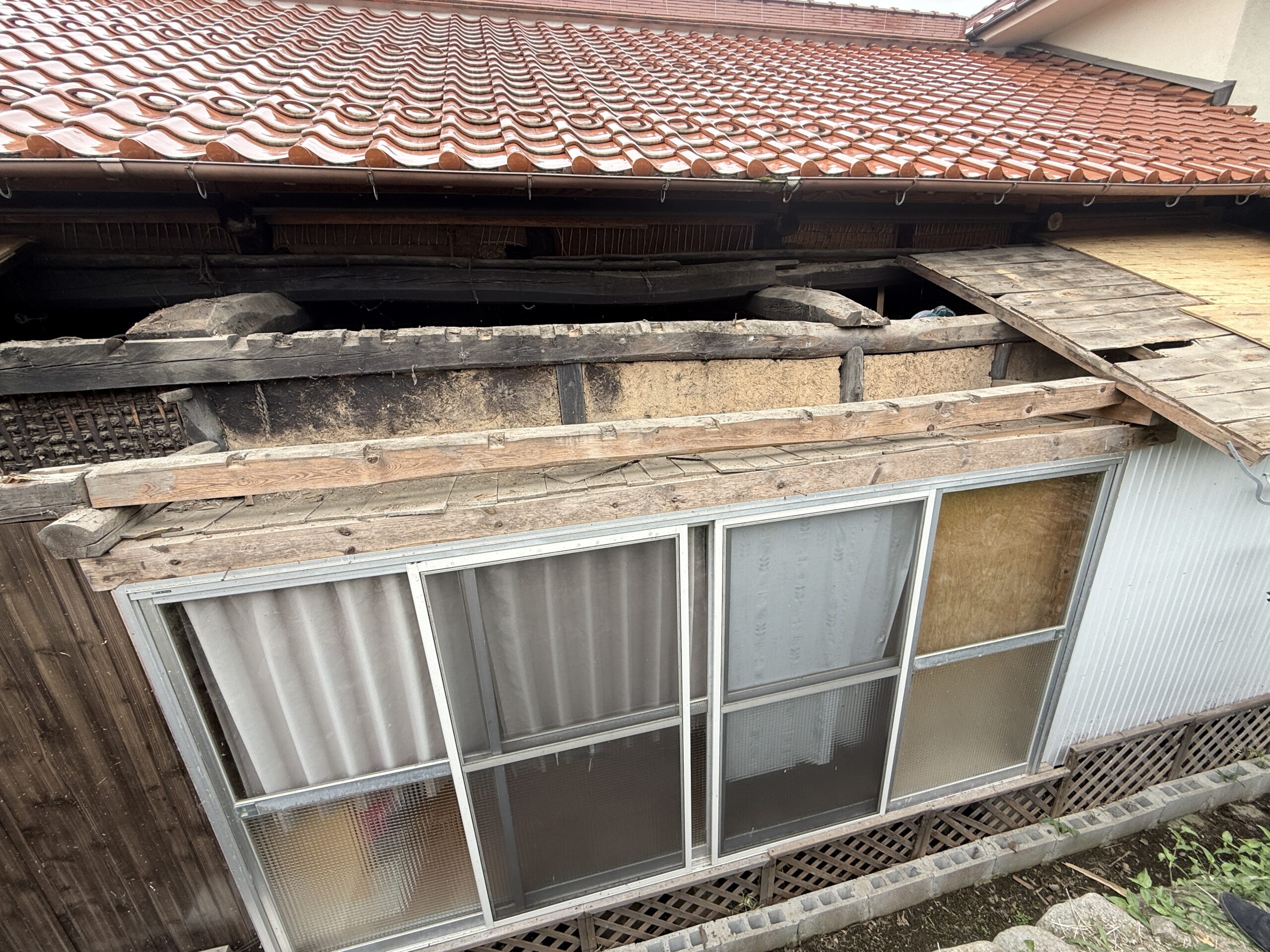 既存瓦・野地板を撤去した直後の下屋根（高宮町I様邸）