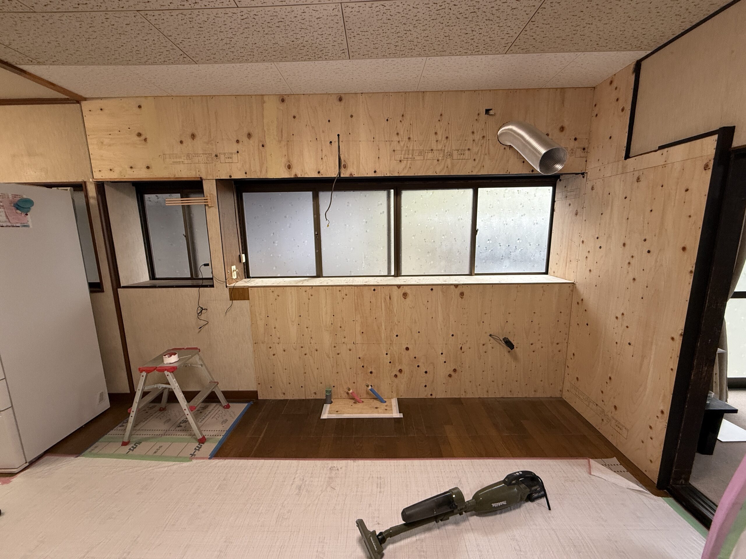 キッチン解体後の下地工事の様子