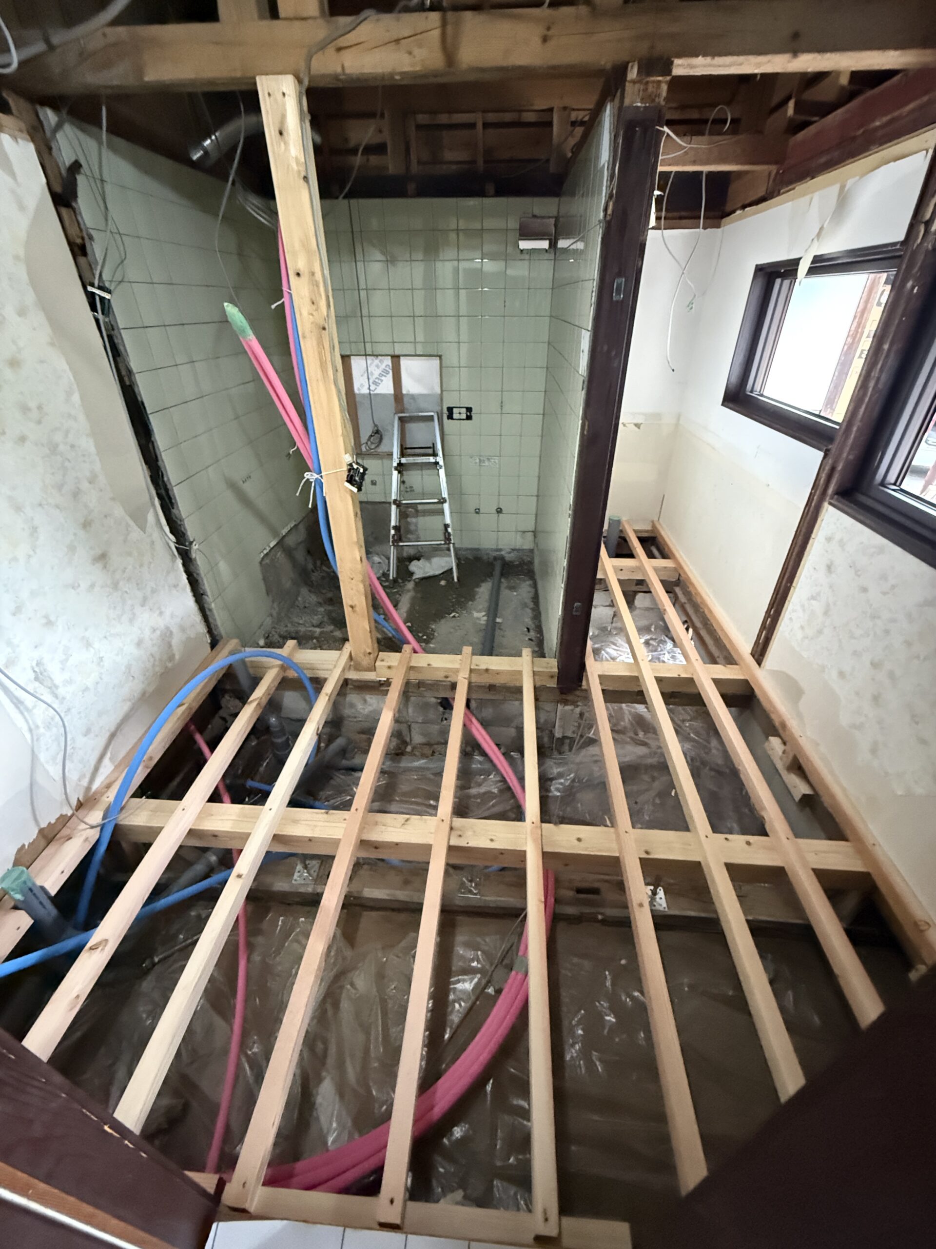 下地造作と給排水配管の施工中の様子