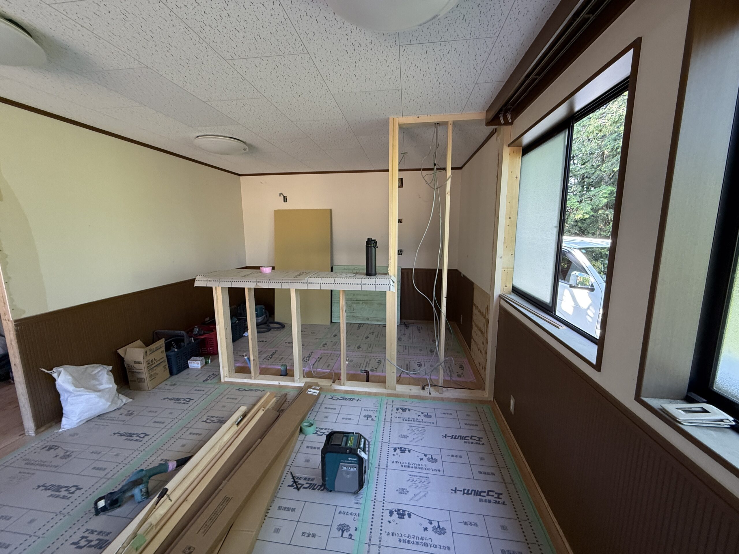 キッチンカウンター用の下地木枠を新設中。床には養生シート