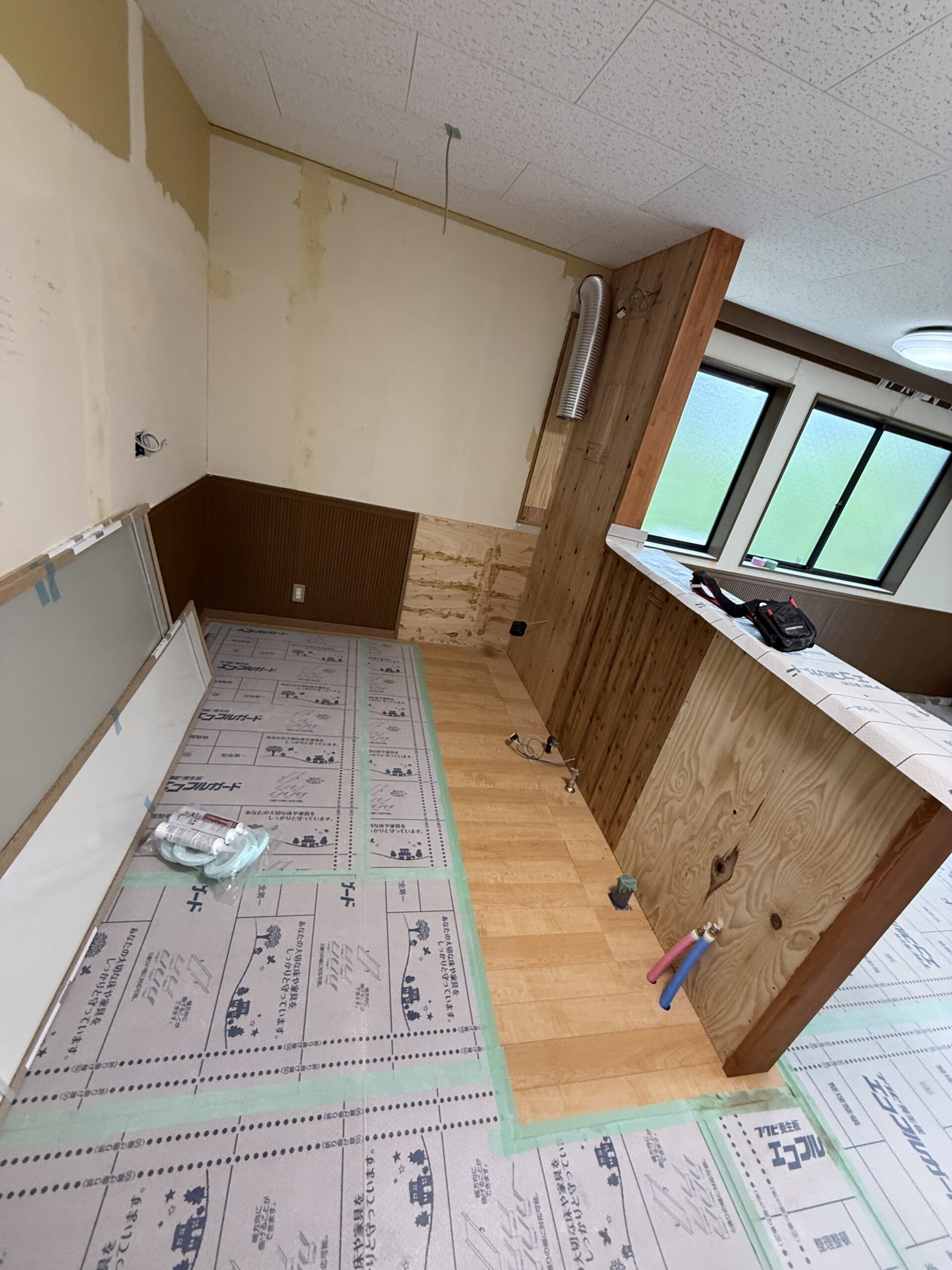 キッチン下地完成。給湯・給水のサヤ管と電気配線を新規に敷設
